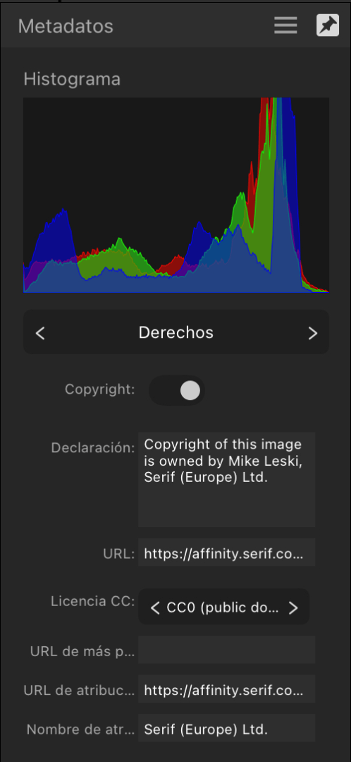 Panel Metadatos que muestra información de derechos sobre una imagen